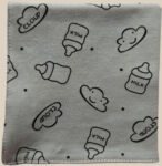 Biberon y nubes gris